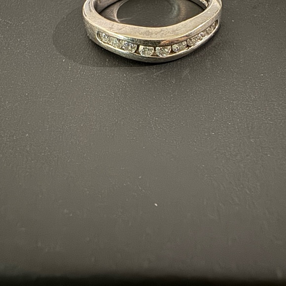 💥PRICE DROP💥👰‍♀️ Womens 14 kt white gold wedding band. 9 diamonds. FIRM! - Picture 3 of 5